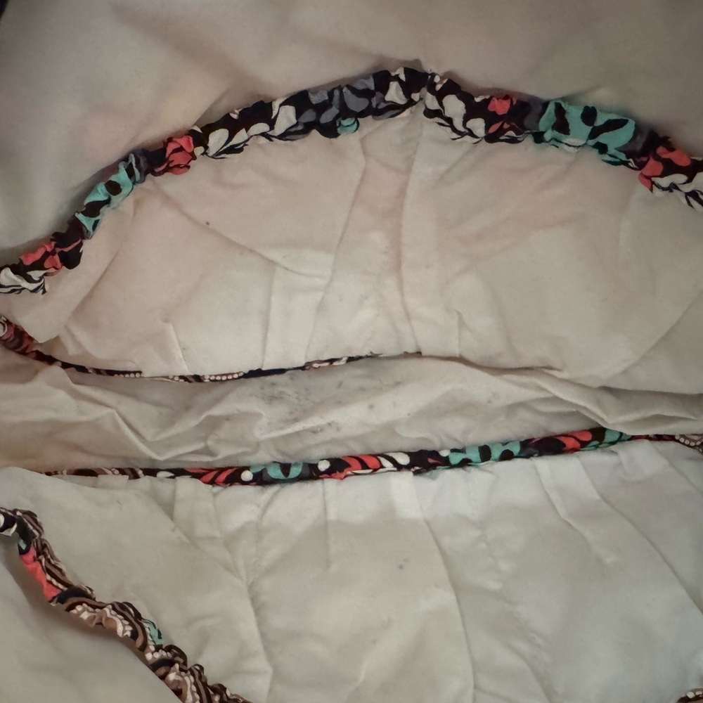 Vera Bradley Red and Green Travel Bag with Vibrant Design - Picture 6 of 9